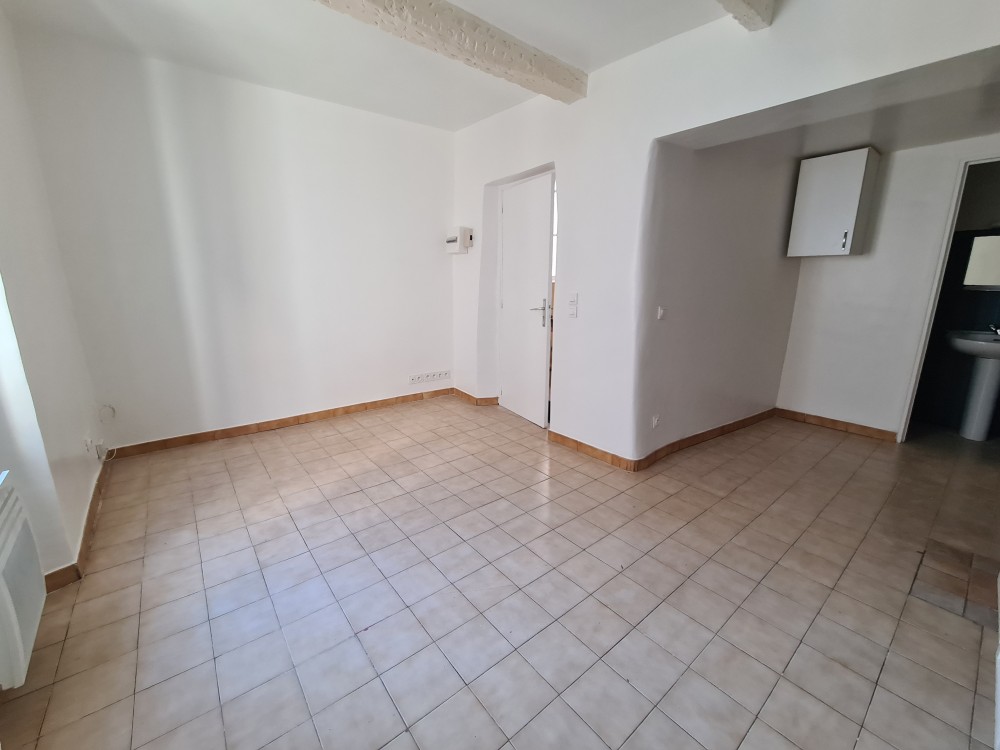 Studio Apt (84400)