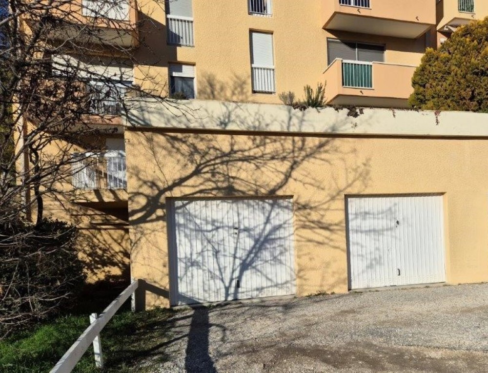 Emplacement/parking Apt (84400)